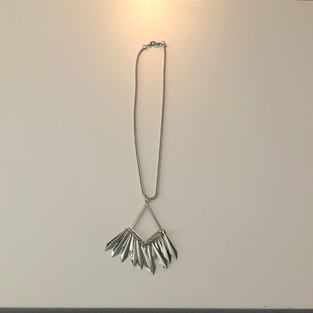 🛍️ Metal Design Silver Necklace